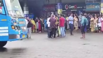 കൊടുങ്ങല്ലൂർ: തൃശ്ശൂർ -കൊടുങ്ങല്ലൂർ റൂട്ടിൽ മിന്നൽ ബസ് സമരം, യാത്രക്കാർ വലഞ്ഞു