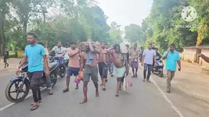 ରାସଗୋବିନ୍ଦପୁର: ପାଟପୁର ପୋଲ ଠାରେ ୨ ଗୋ ମାଂସ ବେପାରୀଙ୍କୁ କାବୁ କରି ରାସ୍ତାରେ ଚଲାଇ ଚଲାଇ ଆଣି ପୋଲିସ ଜିମା ଦେଲେ ଲୋକେ