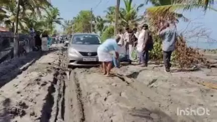 കാർത്തികപ്പള്ളി: ആറാട്ടുപുഴയിൽ കടൽക്ഷോഭത്തിൽ റോഡിലടിഞ്ഞ മണൽ നീക്കാത്തതിനെതിരെ പ്രതിഷേധം ശക്തം #localissue