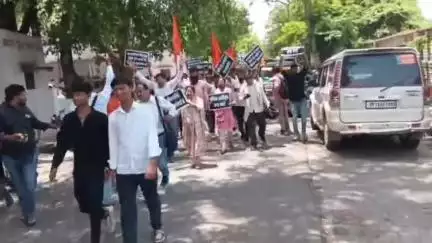अलीगढ़ के पनैठी में मीट कारोबारियों से मारपीट में हिंदूवादियों पर मुकदमे करने को लेकर हिंदूवादी संगठनों ने किया एसएसपी कार्यालय पर विरोध-प्रदर्शन और उन्होंने कहा है की ईद पर भैंस तो क्या हम बकरा भी कटनी नहीं देंगे रिपोर्टर आमिर खान अलीगढ़ उ