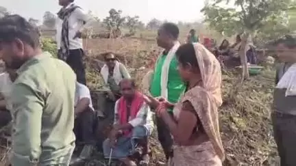 सिमगा: संजारी नवागांव में मनरेगा कार्य का जायजा लेने पहुंचे जनपद सदस्य