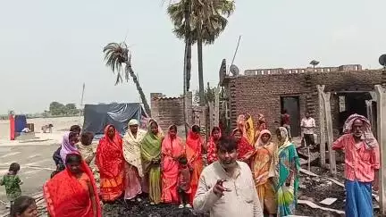 पारू कोइरिया निजामत अलावलपुर नया टोला वार्ड संख्या में भीषण अग्निकांड 20 घर जले और दो दर्जन से अधिक बकरी सरकारी मदद के नाम पर कुछ नहीं