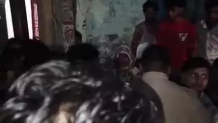 सासनी: कस्बा सासनी में एक मंदिर में बैठकर मुस्लिम महिला ने मूर्तियों पर थूकते हुए पढ़ी नमाज, जमकर हुआ हंगामा