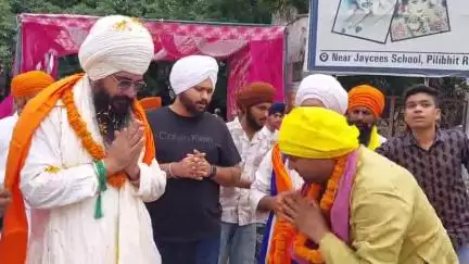 पूरनपुर: रिछोला गुरुद्वारा से लुकटिहाई गुरुद्वारा के लिए जा रहे जत्थे का खमरिया तिराहे पर सपा नेता प्रदीप सोनकर ने किया स्वागत