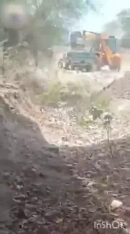 जतारा: रतनगुवां पंचायत में तलैया निर्माण में जेसीबी से काम, वीडियो वायरल, ग्रामीण कर रहे पलायन