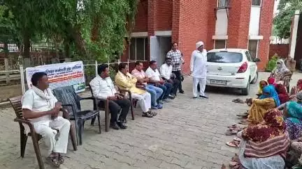 हिसार: दमकल विभाग के कर्मचारियों व निगम के सफाई कर्मचारियों का प्रदर्शन, मंत्री आवास का करेंगे घेराव