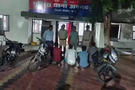इछावर: अहमदपुर थाना पुलिस ने 9 जुआरियों को पकड़ा, 3 मोटरसाइकिल और नगदी ज़ब्त की