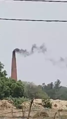 उ प्र प्रतापगढ पट्टी बेलसंडी गांव में विजेंद्र गुप्ता द्वारा सरकारी भूमि पर अवैध बाराही 551 ईंट भट्ठे का संचालन जारी