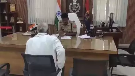 मऊ: बकवल स्थित पुलिस अधीक्षक कार्यालय में एसपी ने की जनसुनवाई, 22 मामलों के निस्तारण के दिए निर्देश