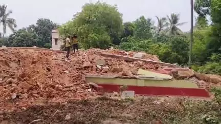 বোলপুর-শ্রীনিকেতন: স্থানীয় তৃণমূল নেতাদের সহযোগিতায় এটা করেছে প্রমোটাররা, অবনীন্দ্রনাথ ঠাকুরের বাড়ি ভাঙা নিয়ে কটাক্ষ বোলপুরের BJP নেতার