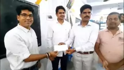 ব্যারাকপুর ২: টিটাগড় হিন্দি UP স্কুলের ছাদে শেড নির্মাণের জন্য পৌরপিতার উদ্যোগে 50 হাজার টাকার চেক প্রদান ব্যবসায়ীর