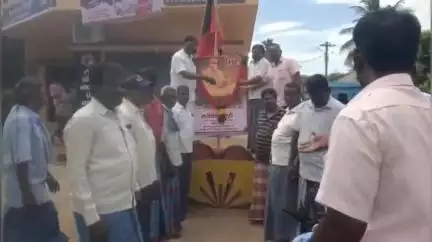 பாப்பிரெட்டிபட்டி: டாக்டர் கலைஞரின் 102வது பிறந்தநாள் விழா, தாளநத்தம் பேருந்து நிலையத்தில் திமுகவினர் இனிப்புகள் வழங்கிக் கொண்டாட்டம்