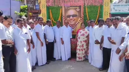 அரூர்: முன்னாள் முதலமைச்சர் கலைஞரின் 102வது பிறந்தநாள் விழா - ரவுண்டானா பகுதியில் கலைஞரின் உருவப்படத்திற்கு மரியாதை செலுத்திய திமுக