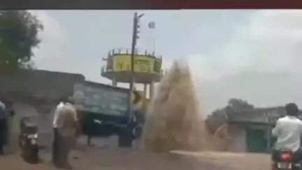 पैठण: ढोरकिन जवळ जलवाहिनी फुटल्याने वीज पुरवठा पाणीपुरवठा खंडित नागरिकांमध्ये संताप
