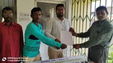 बोरियो कृष्क मित्र हड़ताल में मंगलबार को बीटीएम को ज्ञांपन सोपा