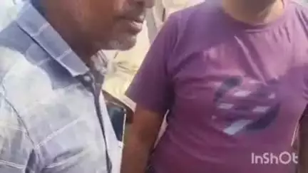 बिजनौर: बिजनौर के ए आरटीओ ऑफिस के बाहर दलाल ने ड्राइविंग लाइसेंस के नाम पर महिला से की ठगी, दोनों के बीच विवाद का वीडियो वायरल