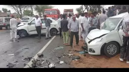 रतनगढ़: NH-11 पर टीडियासर टोल के पास दो कारों की टक्कर में 9 लोग घायल, दो को हायर सेंटर किया गया रेफर