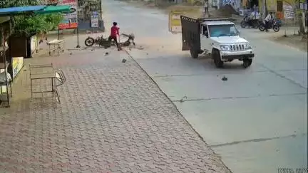 चिड़ावा: सुलताना में तेज रफ्तार पिकअप की टक्कर से घायल युवक ने जयपुर में इलाज के दौरान तोड़ा दम, हादसा सीसीटीवी में कैद हुआ