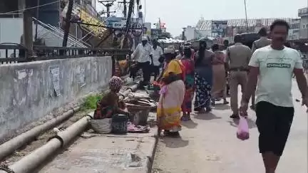 తునిలోని తాండవ బ్రిడ్జిపై చేపల అమ్మకాలను మరో ప్రాంతానికి తరలించిన పోలీసులు