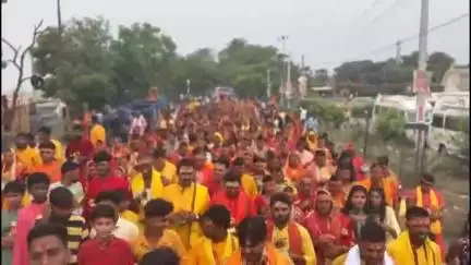 बोध गया: बोधगया के डहरिया बिगहा देवी स्थान में शिवलिंग प्राण प्रतिष्ठा के लिए निकाली गई कलश यात्रा, सैकड़ों श्रद्धालु शामिल हुए
