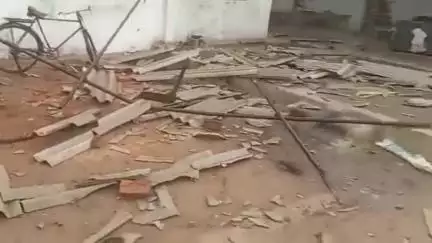 तालबेहट: खांदी में तेज हवाओं, आंधी-तूफान और बारिश के कारण आकाशीय बिजली गिरने से मकान हुआ क्षतिग्रस्त, गृहस्ती का सामान नष्ट