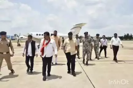 जगदलपुर: मां दंतेश्वरी एयरपोर्ट में उपमुख्यमंत्री विजय शर्मा और वन मंत्री केदार कश्यप का आत्मीय स्वागत किया गया