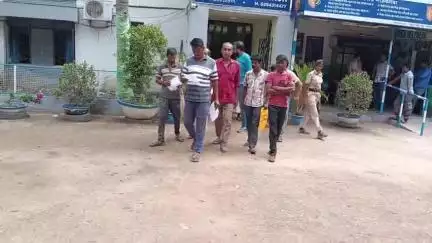 ভাতার: সাঁওতার এক দশম শ্রেণীর ছাত্রী অভিমানে গলায় ফাঁস লাগিয়ে আত্মহত্যা করল। ভাতার থানার পুলিশ তার মৃতদেহ ময়নাতদন্তে পাঠালো