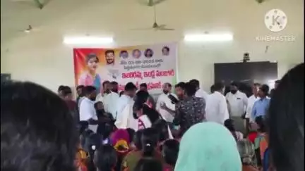 పెద్దవంగర: పెదవంగరలో ఇందిరమ్మ ఇండ్ల పట్టాల పంపిణీలో భావోద్వేగానికి లోనైన ఎమ్మెల్యే యశస్విని రెడ్డి