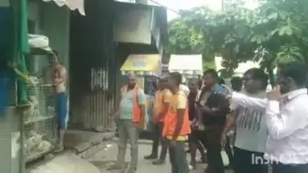 औरैया: शहर के इटावा रोड स्थित नाले पर किए गए अतिक्रमण के विरुद्ध हुई कार्रवाई, 2 मीट की दुकानों के काटे गए ₹5000-₹5000 के चालान