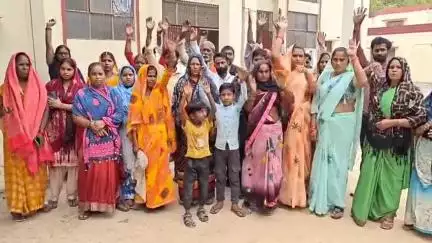 मिर्ज़ापुर: दुर्गादेवी स्थित  काशीराम आवास के पीड़ितों ने पानी बिजली की समस्या को लेकर फतहा बिजली विभाग पर किया प्रदर्शन#Jan samasya