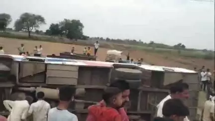 कैलारस: खिडोरा से मुरैना जा रही यात्री बस शेरपुर चौराहे पर पलटी, दर्जनों यात्री घायल, चार कैलारस अस्पताल में भर्ती