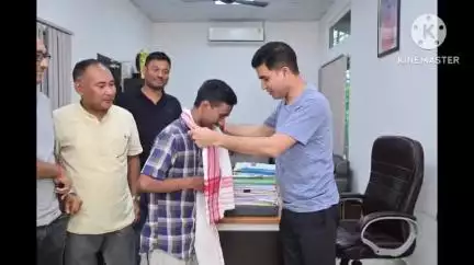 ডুমডুমা: ডুমডুমাত সৰ্বভাৰতীয় JEE Advanced 2025 পৰীক্ষাত উত্তীৰ্ণ হোৱা ছাত্ৰক  ফুলাম গামোচাৰে সম্বৰ্ধনা শ্ৰম মন্ত্ৰী ৰূপেশ গোৱালাৰ