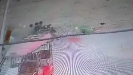 सोनवर्षा सब्जी मंडी में व्यापारी की आढ़त से रुपयों भरा बैग लेकर भागे बदमाश, सीसीटीवी में कैद