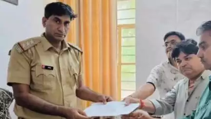 किशनगंज: किशनगंज कस्बे में शटर में सेंध लगाकर चोरी करने के प्रयास के मामले में दुकानदारों ने पुलिस थाने में दिया ज्ञापन