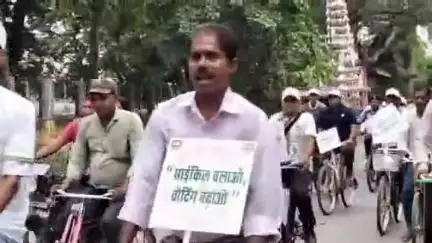 डुमरा: सीतामढ़ी डीएम ने हाफ पैंट में साइकिल चलाकर लोगों को मतदान के लिए किया जागरूक वीडियो वायरल #viral