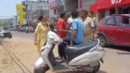 ଢେଙ୍କାନାଳ ସଦର: ଜଗନ୍ନାଥ ରୋଡ ମହ୍ଲାର ସାହି ରାସ୍ତାରେ ପୋଲିସ ସମ୍ମୁଖରେ ମହିଳାଙ୍କୁ ଖରାପ ବ୍ୟବହାର ଦେଖାଇ ଚାଲିଗଲେ ୩ଯୁବକ