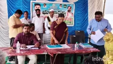మేడిపల్లి: వల్లపల్లి గ్రామంలో రెవెన్యూ సదస్సుకు హాజరై రైతుల నుంచి అర్జీలు స్వీకరిస్తున్న అధికారులు