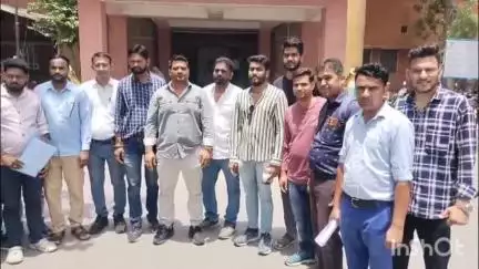 भीलवाड़ा: प्लेसमेंट नर्सिंग कर्मचारी महासंघ ने ठेका कार्मिकों की सूचना तत्काल भिजवाने की मांग को लेकर कलेक्ट्रेट पर प्रदर्शन किया