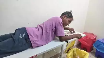 ଅନୁଗୋଳ: ଗୋପୀନାଥପୁର ଗ୍ରାମରେ ବାଉଁଶ ଗଛ ହାଣୁଥିବା ବେଳେ ମୁଣ୍ଡ ହାଣି ହୋଇ ଜଣେ ଗୁରୁତର; ଜିଲ୍ଲା ମୁଖ୍ୟ ଚିକିତ୍ସାଳୟରେ ଭର୍ତ୍ତି