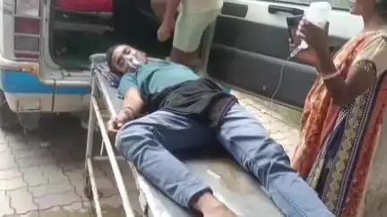 তুফানগঞ্জ ১: পারিবারিক অশান্তির জেরে দোলমেলা মাঠ এলাকায় গলায় ফাঁস লাগিয়ে আত্মহত্যার চেষ্টা যুবকের