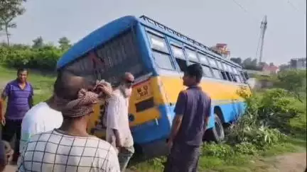 রামপুরহাট ১: কাবিলপুর মোড় সংলগ্ন এলাকায় নিয়ন্ত্রণ হারিয়ে রাস্তা থেকে জমিতে নেমে গেল বাস, আহত 2 জন