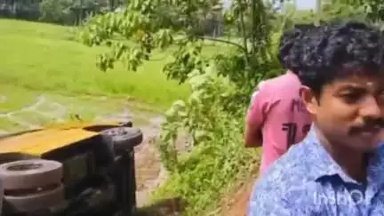 ചിറയിൻകീഴ്: വെള്ളല്ലൂർ ഗവ. എൽ.പി സ്കൂളിലെ മിനി ബസ് കുട്ടികളുമായി വയലിലേക്ക് മറിഞ്ഞു, അപകടം നഗരൂർ കേശവപുരം ആശുപത്രിക്ക് സമീപം