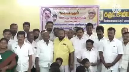 கரூர்: கலைஞரின் 102வது பிறந்த நாள் விழா மாவட்ட திமுக சார்பில் பேருந்து நிலையம் ரவுண்டானா அருகே கொண்டாடப்பட்டது