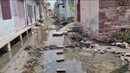 हिण्डौन: जाट की सराय में मुख्य रास्ते पर जलभराव की समस्या से परेशान लोगों ने एसडीएम को सौंपा ज्ञापन