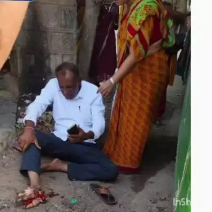 నర్సంపేట: నర్సంపేట బస్టాండ్ సమీపంలో రన్నింగ్ బస్సు దిగుతుండగా ప్రమాదం.