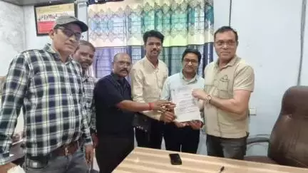 आमला: बिजली विभाग के आउटसोर्स कर्मचारी के तबादला को होने पर क्षेत्रीय विधायक से की मुलाक़ात, सौपा ज्ञापन