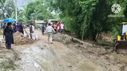 বোকাখাত: বোকাখাট সম জিলাৰ নিকৰি অঞ্চলটোৰ বান পৰিস্থিতি পৰিদৰ্শন কৰি ৰাইজৰ অভাব অভিযোগ বুজ লয় সম জিলাৰ ৰাজহ চক্ৰ বিষয়াই।
