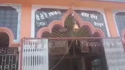 মুরারই ১: মুরারই স্টেশন সংলগ্ন রক্ষাকালী মাতার মন্দিরে সকাল থেকে চলছে মঙ্গল চন্ডী পুজো, পুজো দিতে ভিড় মহিলাদের