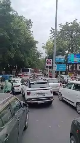 Moti Mahal lawn ke samne lagi bhishan jaam