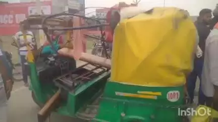 चौरीचौरा: चौरी चौरा के कोनी तिराहे पर ट्रक की ठोकर से टेम्पो पलटी, छह लोग घायल